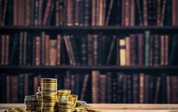 図書館と積まれたコイン