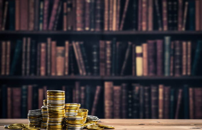 図書館と積まれたコイン