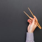 箸を持つ手