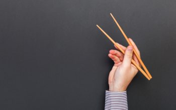 箸を持つ手